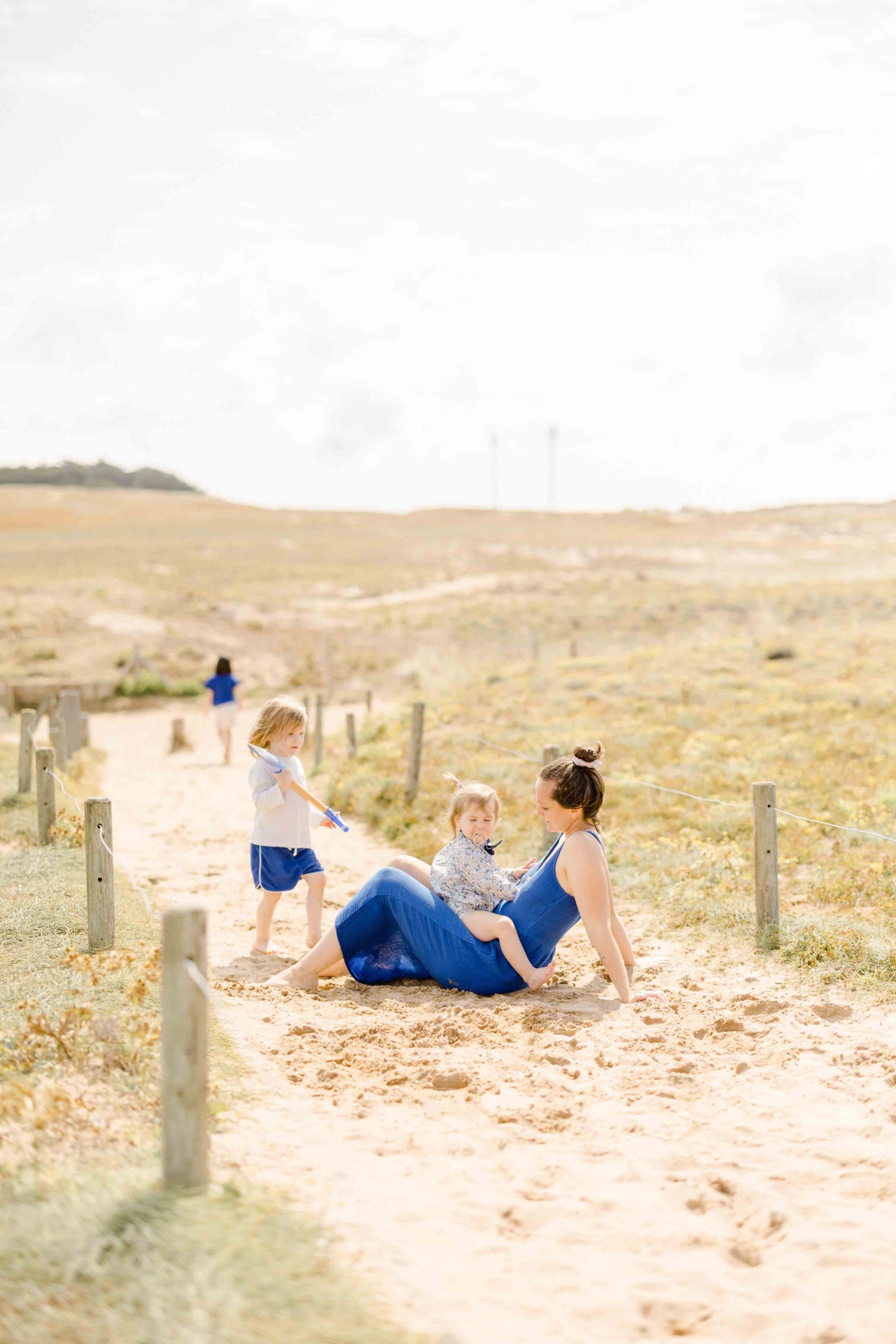 bonheur sable enfant se tenir la main beige